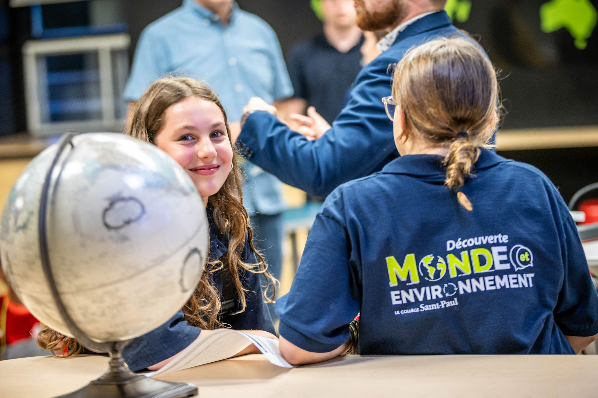 Élèves souriantes dans le cours de Monde et environnement