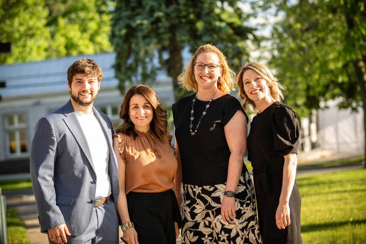 Groupe d'enseignants souriants