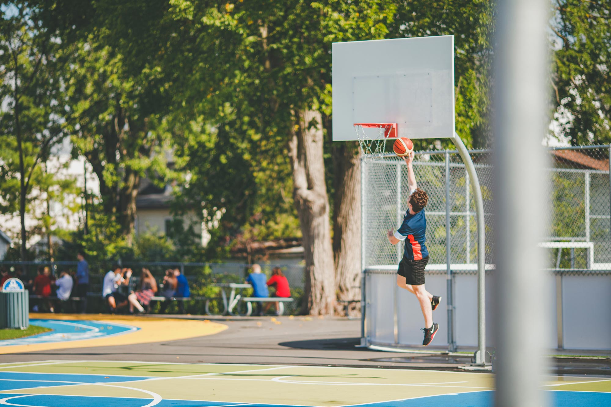 Élève en train de jouer au basketball